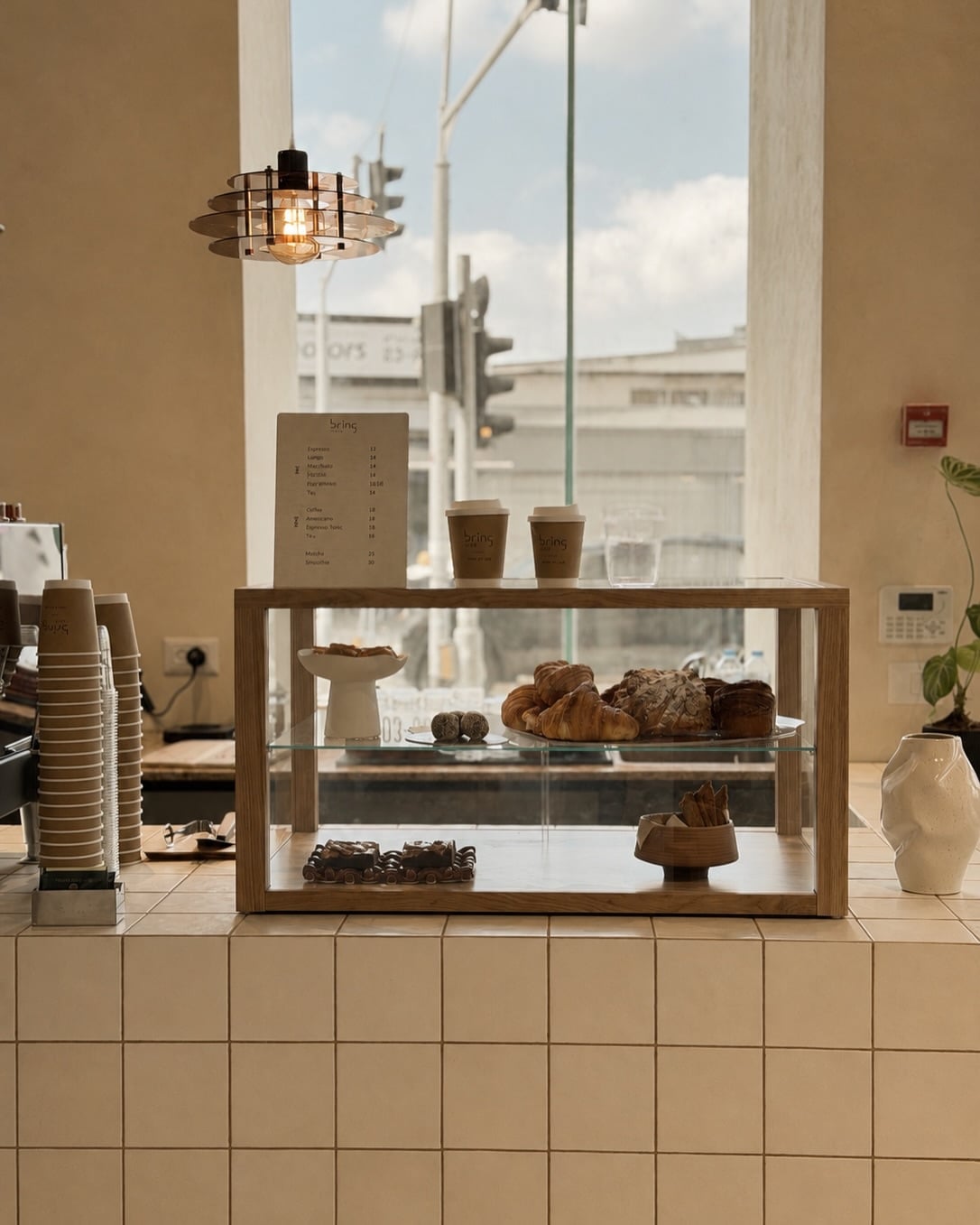 Detalle de la vitrina de pastelería junto al ventanal