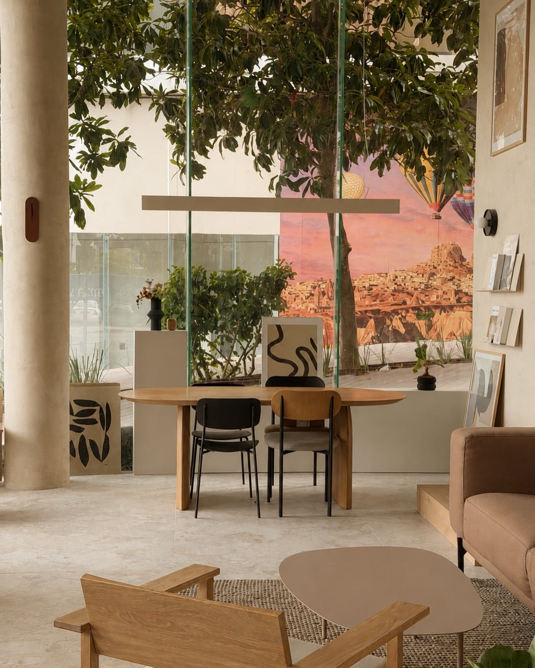 Vista de las mesas y los sillones junto al ventanal