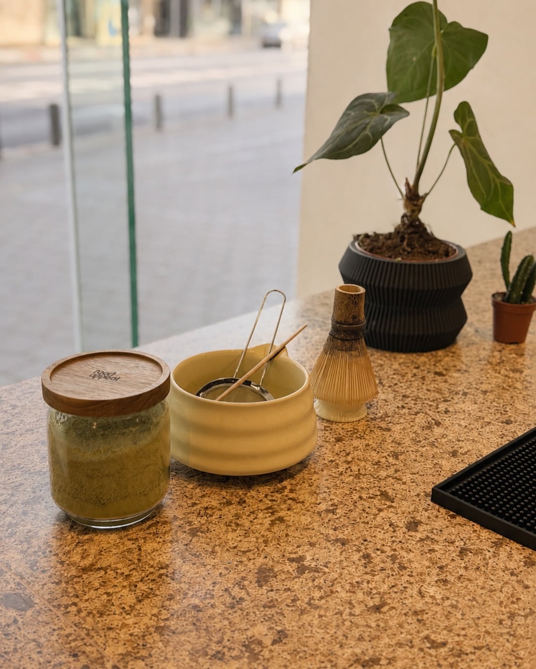 Detalle de los utensilios para preparar bebidas junto al ventanal