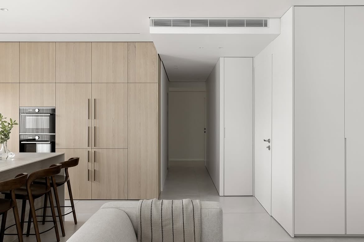 Vista del mobiliario de cocina y la circulación hacia los dormitorios