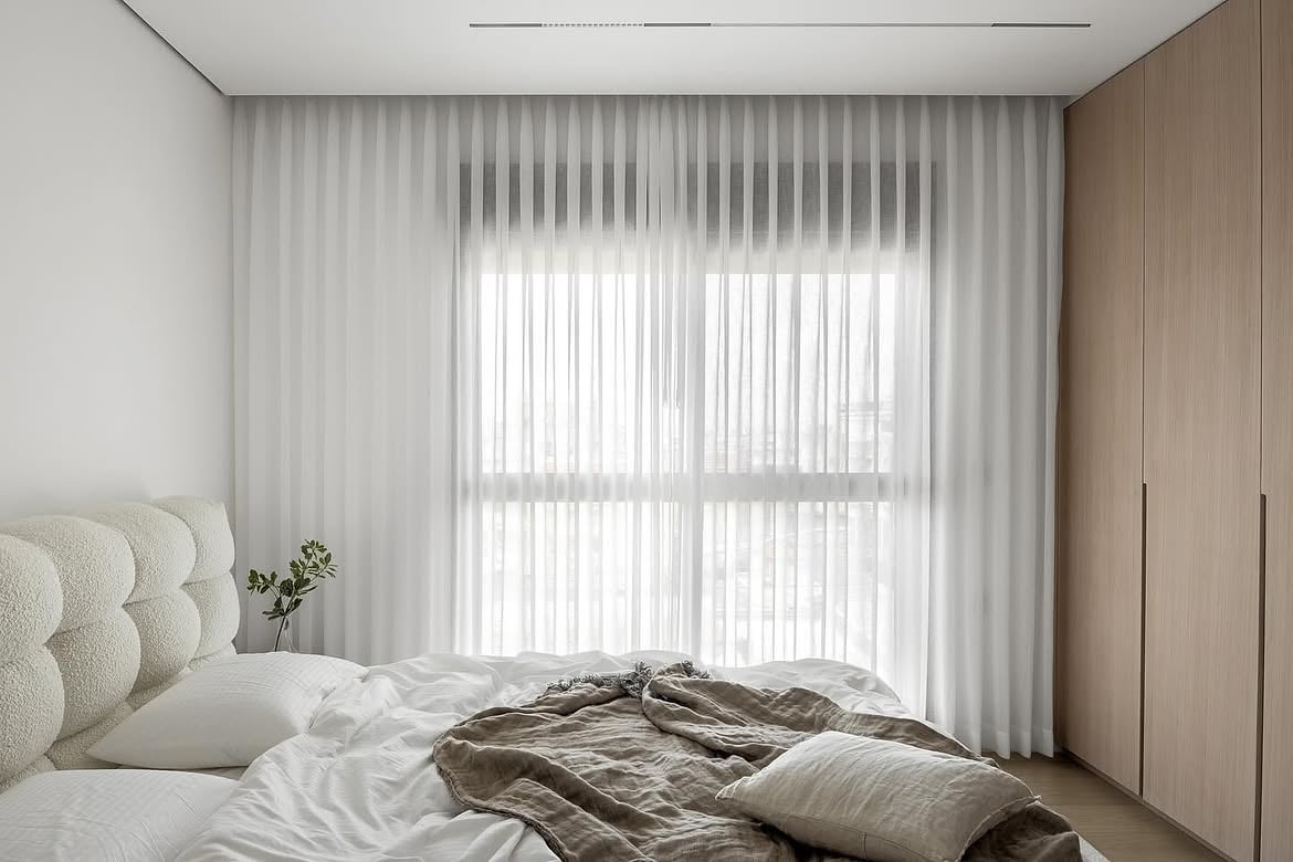 Vista del dormitorio principal con cortinas y placard de madera
