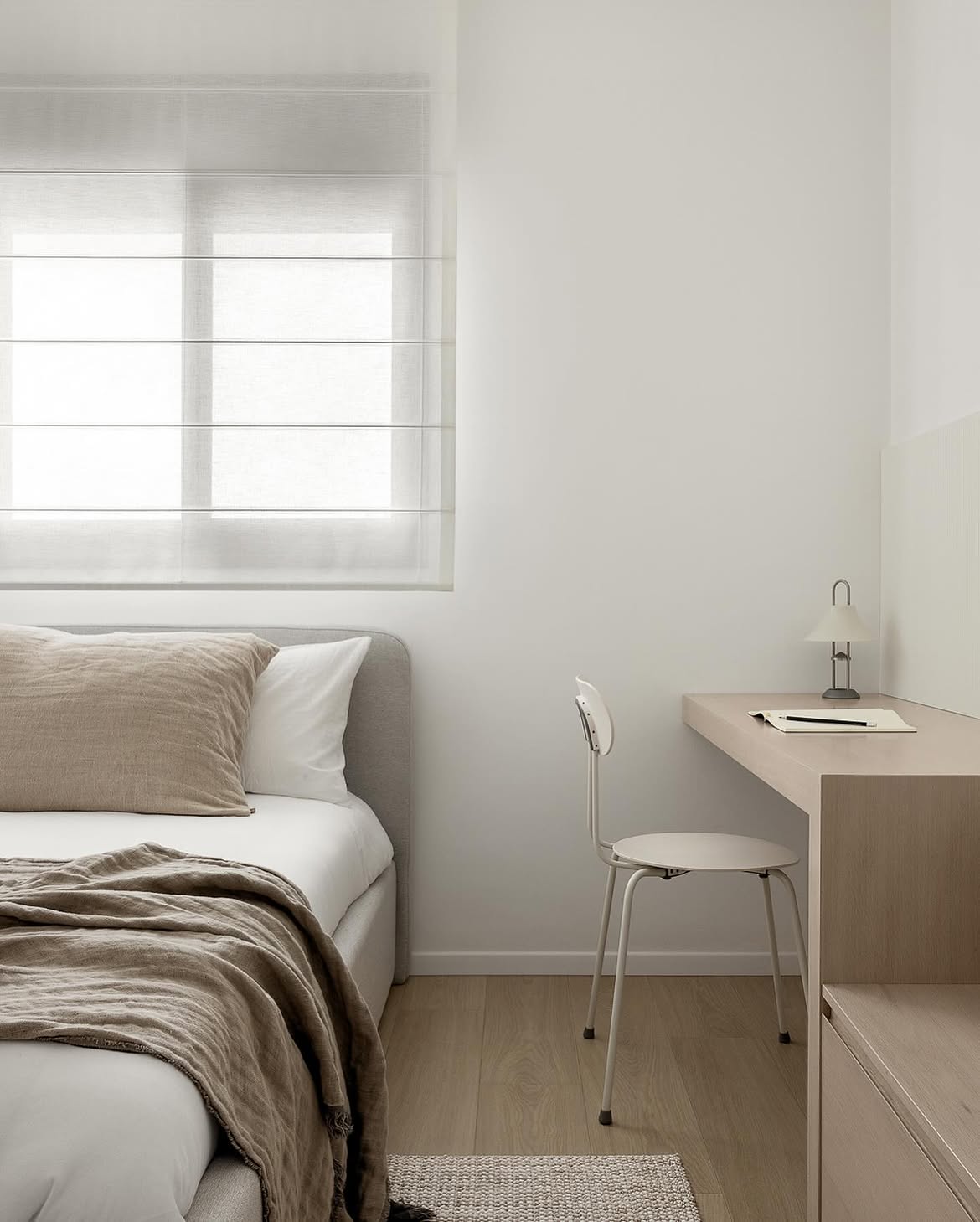 Detalle de la cama y el escritorio junto a la ventana
