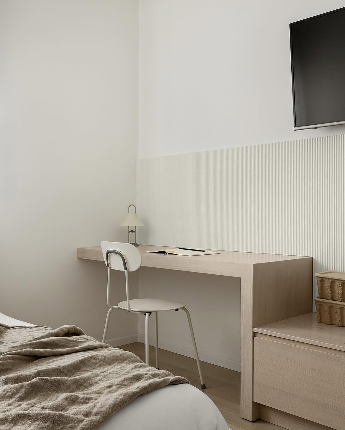 Vista del escritorio y el mueble bajo del dormitorio individual