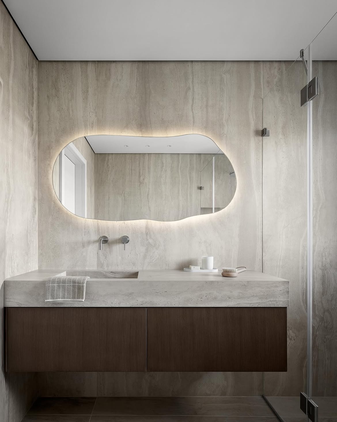 Vista frontal del mueble de baño y el espejo iluminado