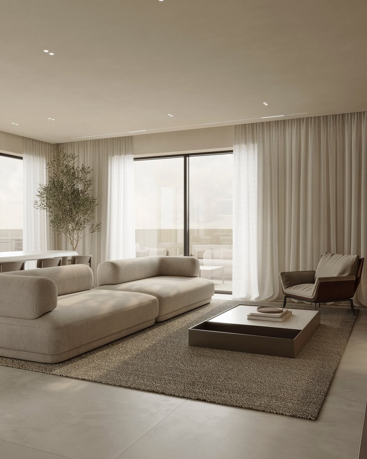 Vista del living con sofá claro, mesa baja y ventanales hacia el balcón