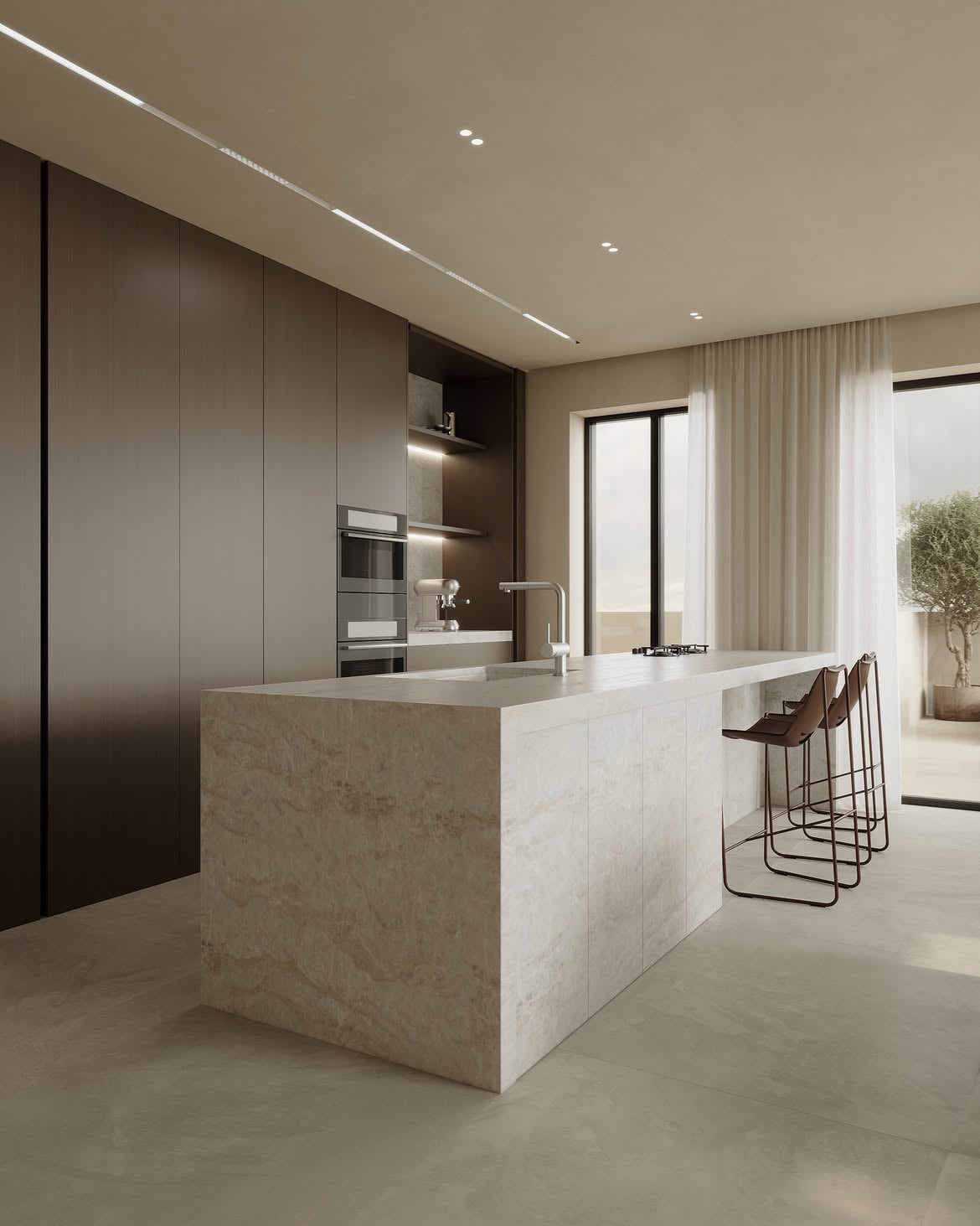 Vista de la cocina con isla clara, banquetas y muebles de madera