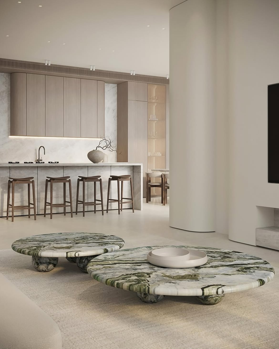 Vista de las mesas del living con la isla de cocina al fondo