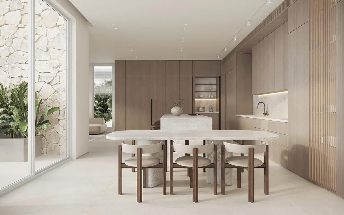 Vista del comedor y la cocina con muebles de madera junto al ventanal