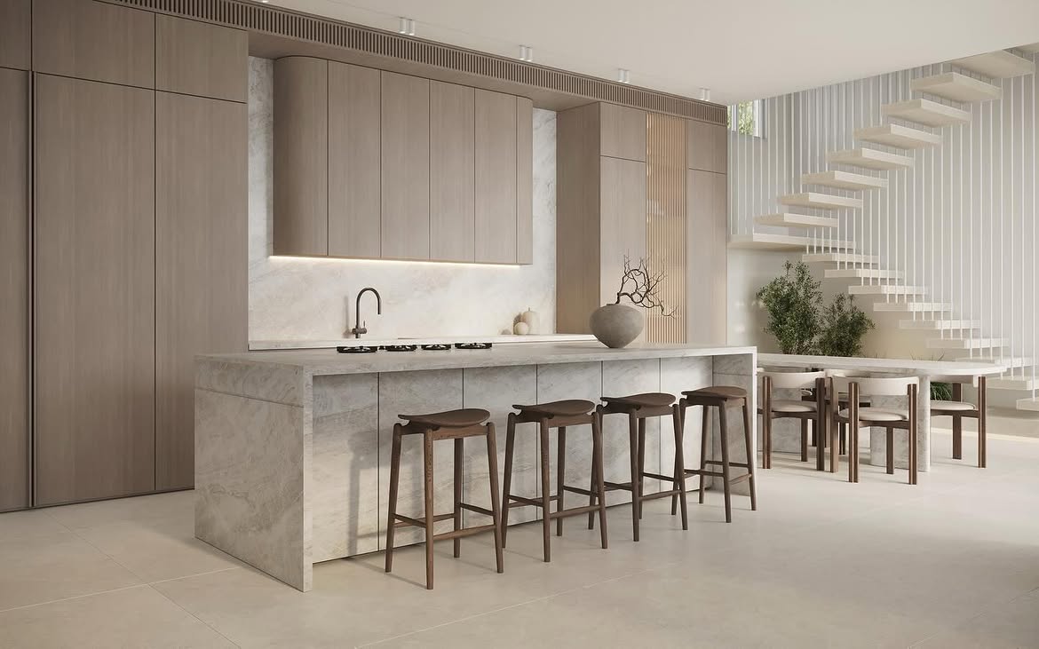 Vista de la cocina con isla clara, comedor y escalera de peldaños abiertos