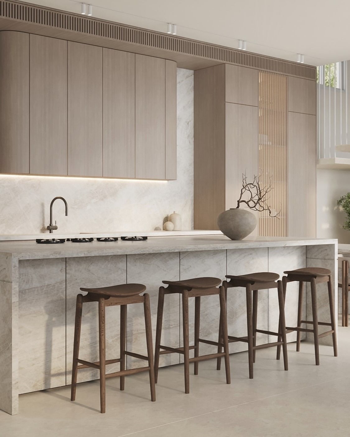 Detalle de las banquetas de madera y la mesada de la isla