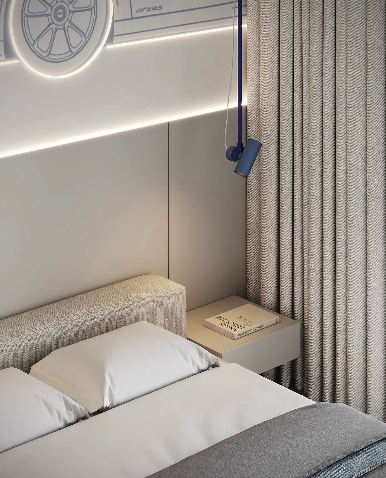 Detalle de la cama, la iluminación lineal y las cortinas del dormitorio