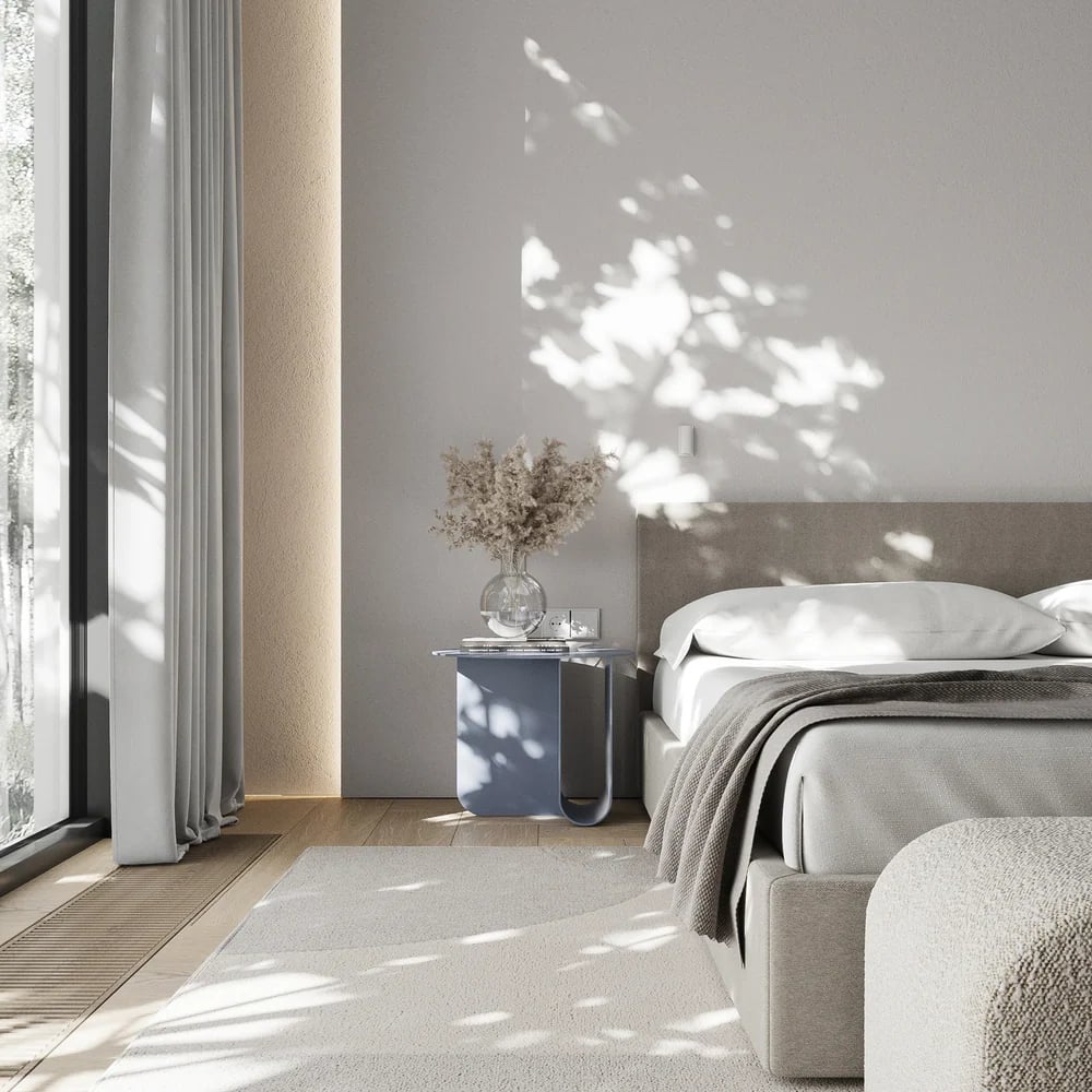 Luz de la tarde sobre un dormitorio de materiales naturales